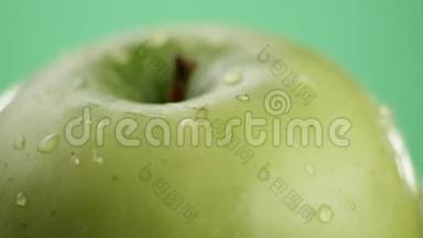 在<strong>视频</strong>中，我们看到一个<strong>绿</strong>色的苹果，在<strong>视频</strong>的中间，水开始从顶部像淋浴一样倾泻下来，<strong>绿</strong>色的。